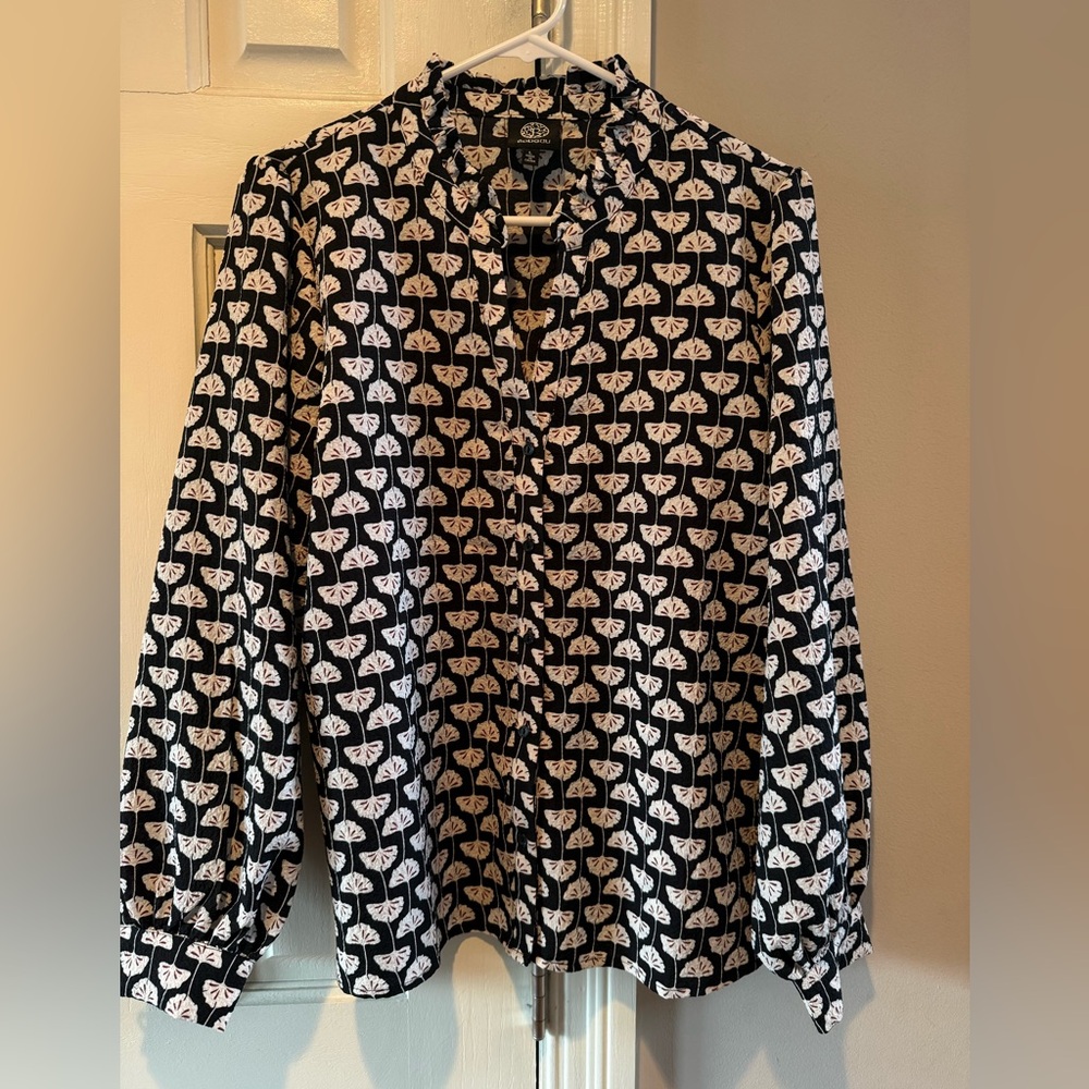 Bobeau Women’s Black and Cream Ginko Leaf Print Top